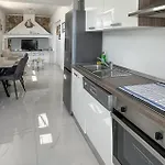 Pet Friendly Home In Bol בית נופש